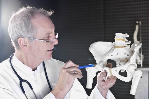 治疗股骨头坏死可不必换关节，新技术提高中早期保髋率