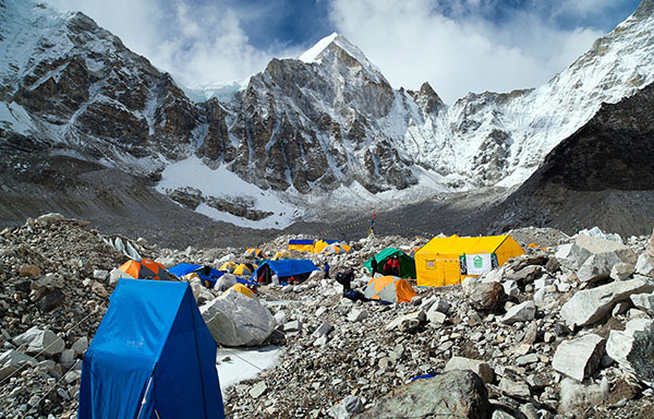 前方拥堵！珠峰5月进入攀登危险季，85岁老者命丧大本营