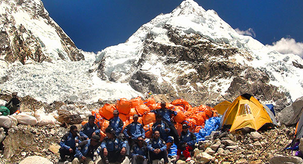 前方拥堵！珠峰5月进入攀登危险季，85岁老者命丧大本营