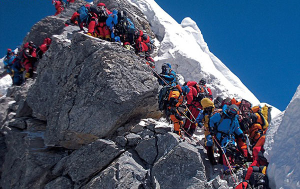 前方拥堵！珠峰5月进入攀登危险季，85岁老者命丧大本营