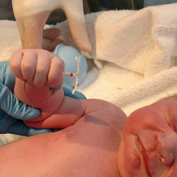 趣看｜波折又顽强，新生儿手握避孕环降临