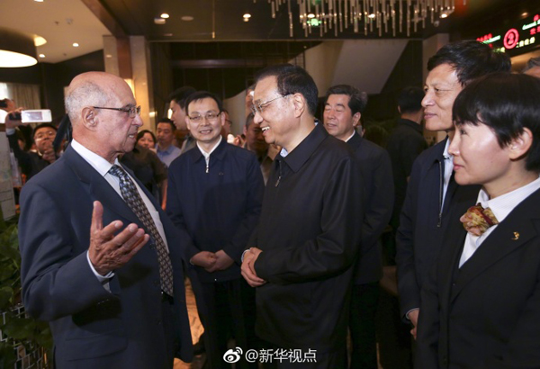 李克强冒雨察看“新”“旧”开封：自贸区要以“新”出彩