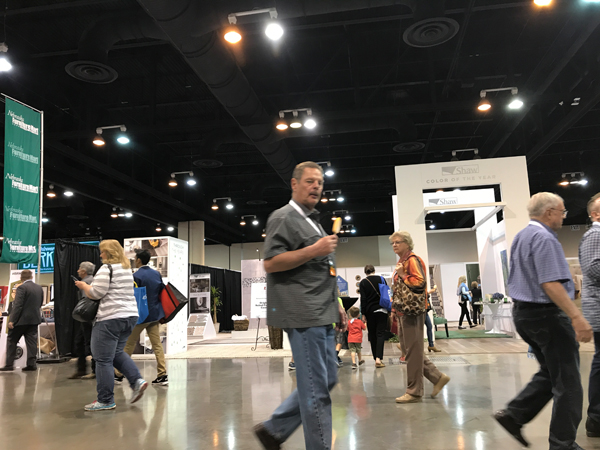 手记｜中国观众攻占奥马哈，巴菲特时刻为自己代言