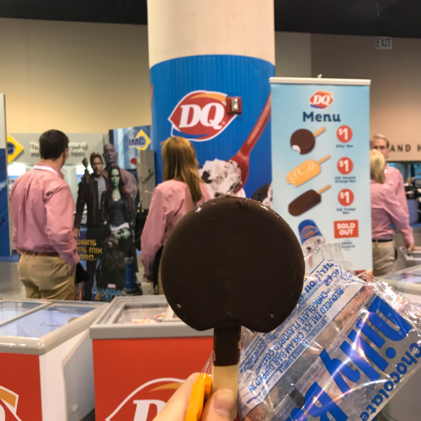 手记｜中国观众攻占奥马哈，巴菲特时刻为自己代言