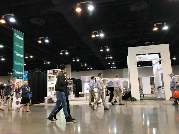 手记｜中国观众攻占奥马哈，巴菲特时刻为自己代言