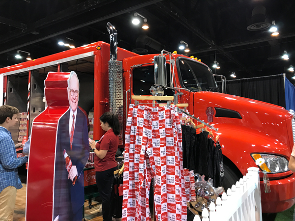 手记｜中国观众攻占奥马哈，巴菲特时刻为自己代言