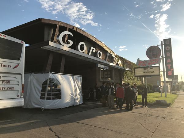 手记｜中国观众攻占奥马哈，巴菲特时刻为自己代言