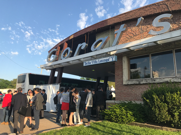 手记｜中国观众攻占奥马哈，巴菲特时刻为自己代言