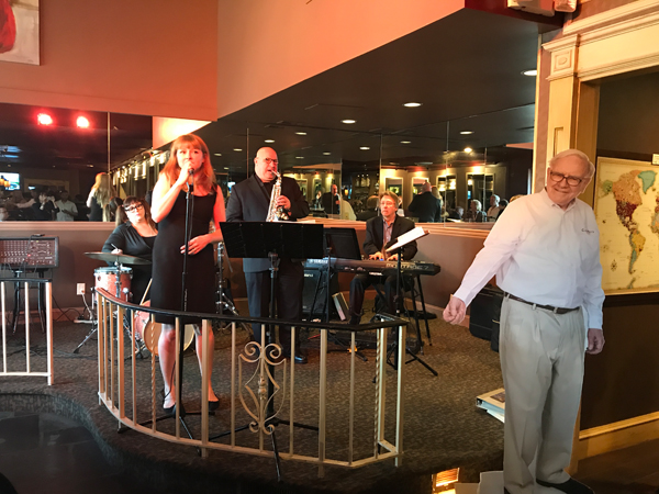 手记｜中国观众攻占奥马哈，巴菲特时刻为自己代言