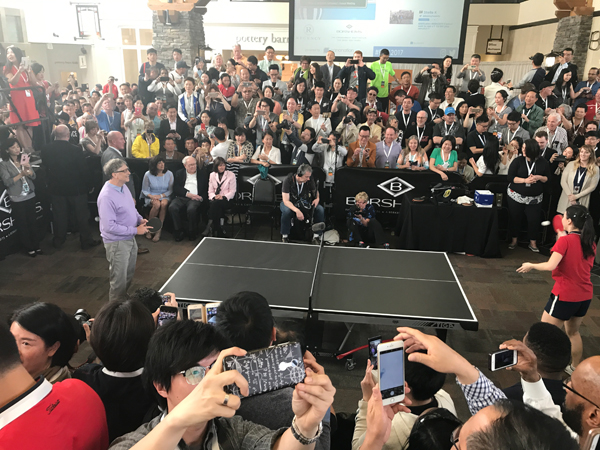 手记｜中国观众攻占奥马哈，巴菲特时刻为自己代言