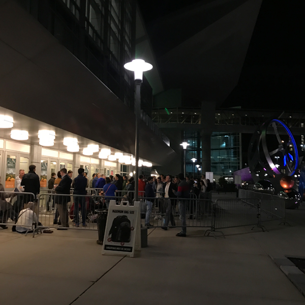 手记｜中国观众攻占奥马哈，巴菲特时刻为自己代言