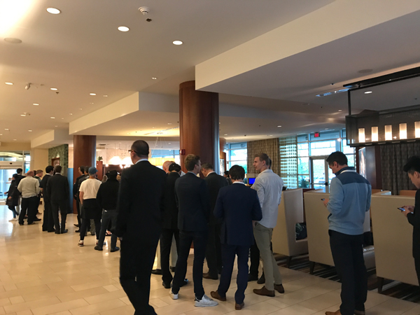 手记｜中国观众攻占奥马哈，巴菲特时刻为自己代言