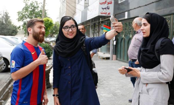 梅西新替身有着落了！因为太像，这个伊朗小伙被请进警察局