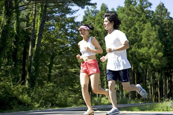 都市陪跑一族月收入2万元，为探真假我们当了回“白富美”