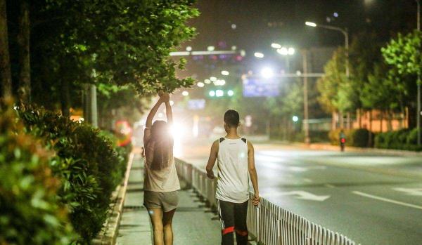 都市陪跑一族月收入2万元，为探真假我们当了回“白富美”