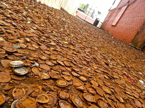 趣看｜瓶盖铺路也能成景点？米国有条瓶盖小巷