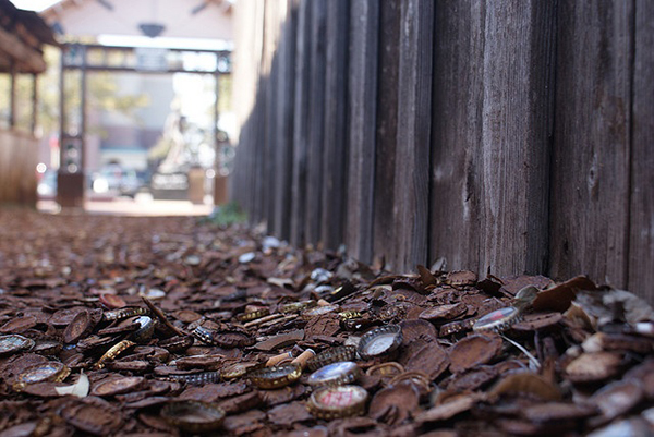 趣看｜瓶盖铺路也能成景点？米国有条瓶盖小巷