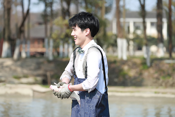 看电视丨郑恺和女友加盟《我们相爱吧》，上演“修炼爱情课”