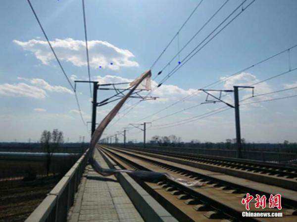 山西铁路接触网频遭轻飘垃圾侵袭，逼停列车19起
