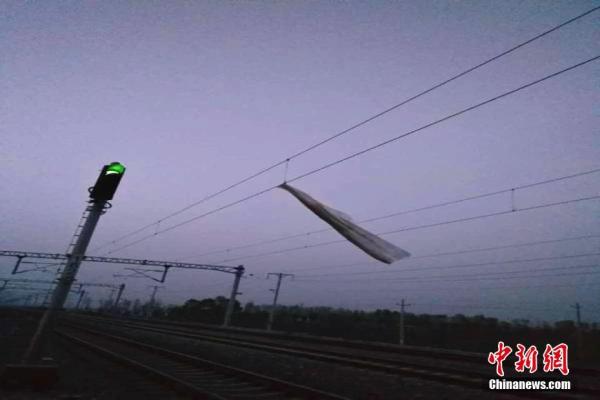 山西铁路接触网频遭轻飘垃圾侵袭，逼停列车19起