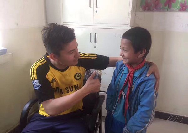 新疆男孩攒钱请老师帮买只球，35张皱巴巴零钱里的足球梦