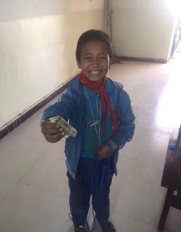 新疆男孩攒钱请老师帮买只球，35张皱巴巴零钱里的足球梦