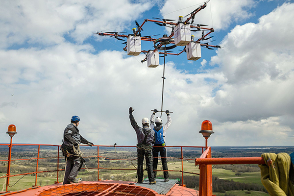 趣看｜搭乘无人机玩跳伞？330米低空跳或成世界首例