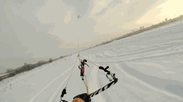 趣看｜搭乘无人机玩跳伞？330米低空跳或成世界首例