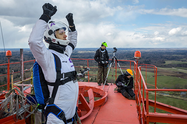 趣看｜搭乘无人机玩跳伞？330米低空跳或成世界首例