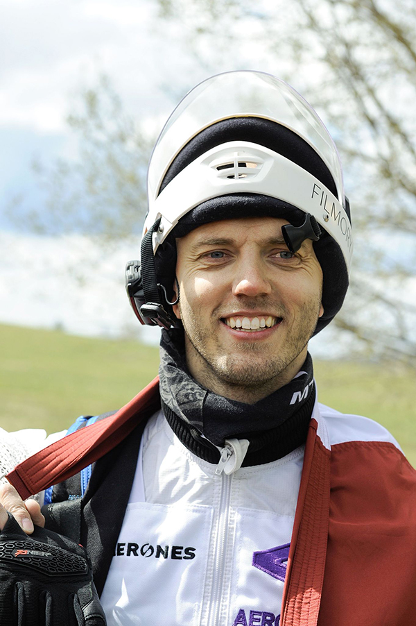 趣看｜搭乘无人机玩跳伞？330米低空跳或成世界首例