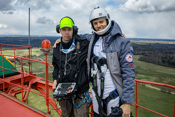 趣看｜搭乘无人机玩跳伞？330米低空跳或成世界首例