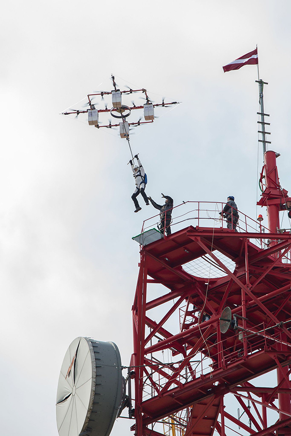 趣看｜搭乘无人机玩跳伞？330米低空跳或成世界首例
