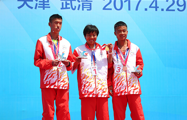 特写｜全运会里的业余冠军：跑了20年，终于有人和我一起哭