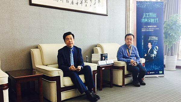 李开复谈人工智能：与其担心它取代人类不如多研究其商业价值