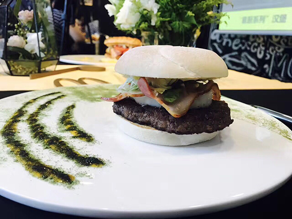 麦当劳送餐上桌肯德基跨界出唇膏，西式快餐为吸引客人频出招