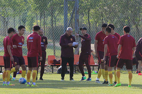 对话里皮：国足能和任何亚洲球队对抗，我向球员传递了平静