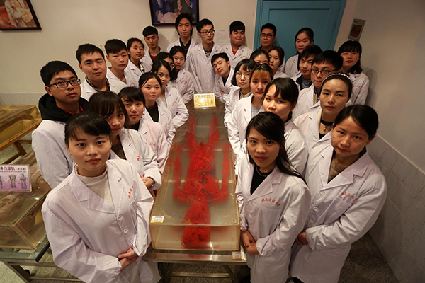 趣看｜老中青三代同年毕业，同框出镜拍毕业照