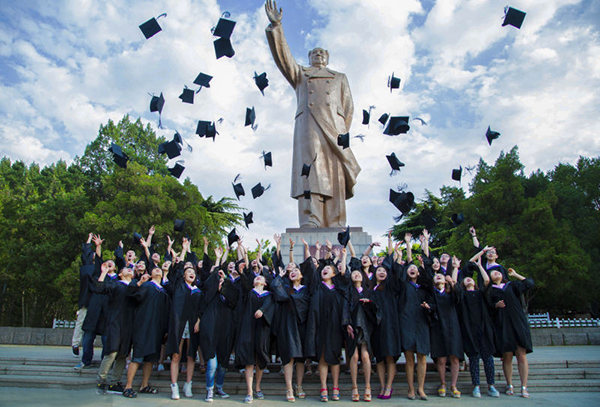 趣看｜老中青三代同年毕业，同框出镜拍毕业照