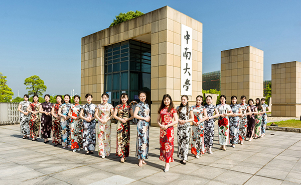 趣看｜老中青三代同年毕业，同框出镜拍毕业照