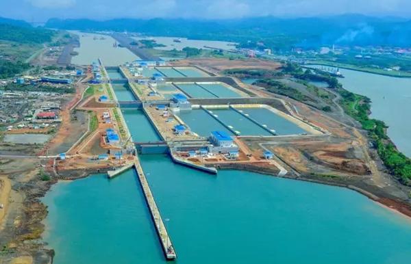 中国又一“超级工程”震惊老外：这艘大货轮占了一条河