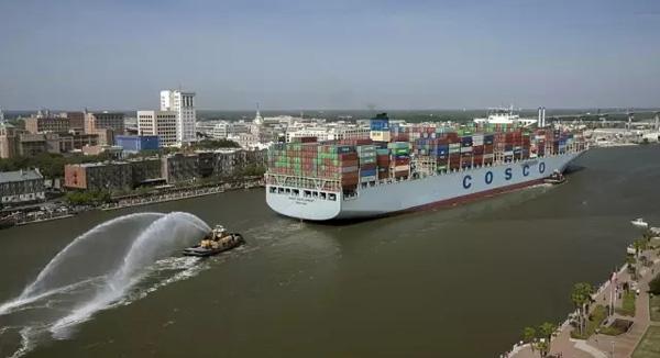 中国又一“超级工程”震惊老外：这艘大货轮占了一条河