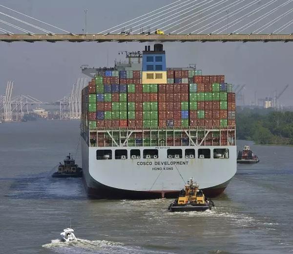 中国又一“超级工程”震惊老外：这艘大货轮占了一条河