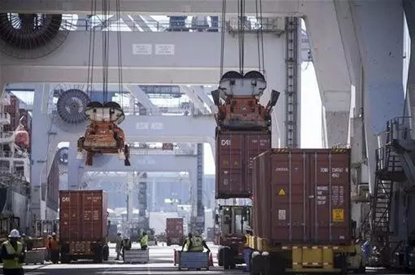 中国又一“超级工程”震惊老外：这艘大货轮占了一条河