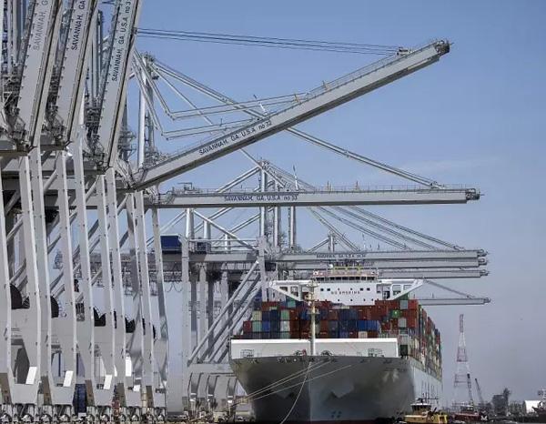 中国又一“超级工程”震惊老外：这艘大货轮占了一条河