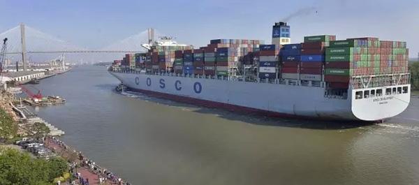 中国又一“超级工程”震惊老外：这艘大货轮占了一条河