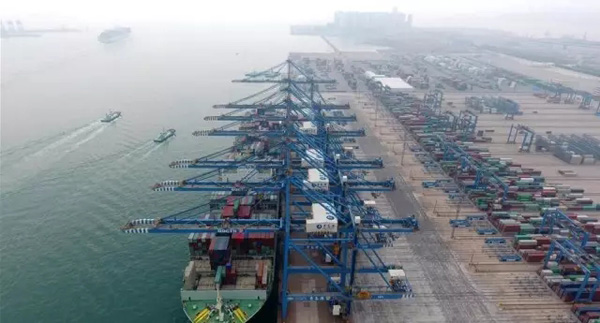 中国又一“超级工程”震惊老外：这艘大货轮占了一条河