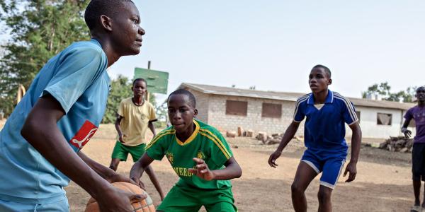 一个人改变一个国家！姚明之后，“大帝”恩比德也做到了