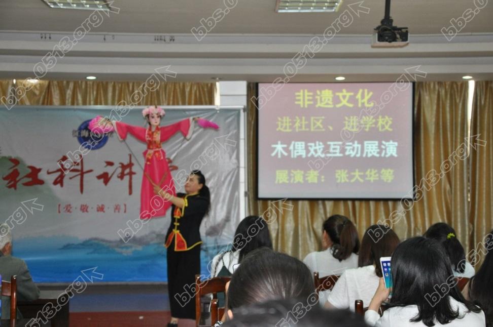 3、艺术团成员表演杖头木偶.jpg