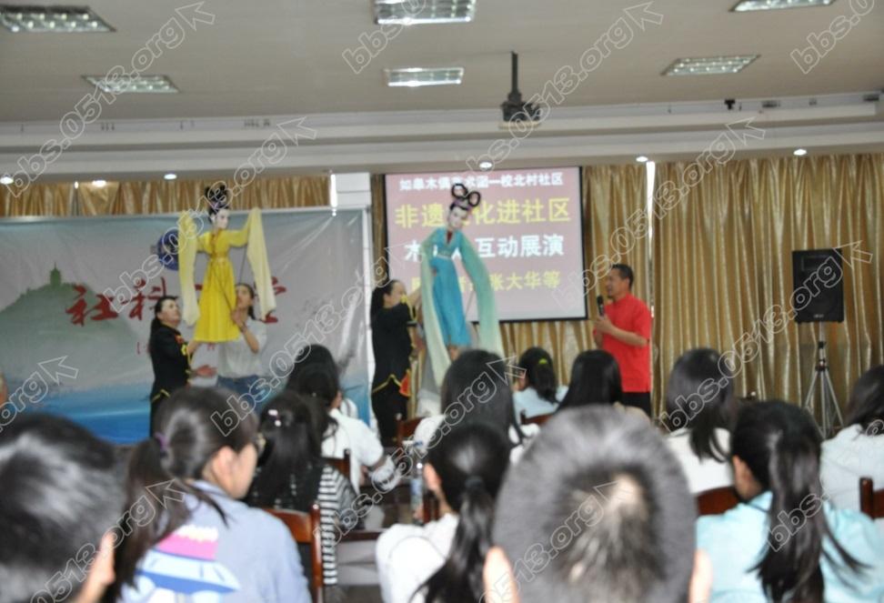 5、教学生表演木偶.jpg