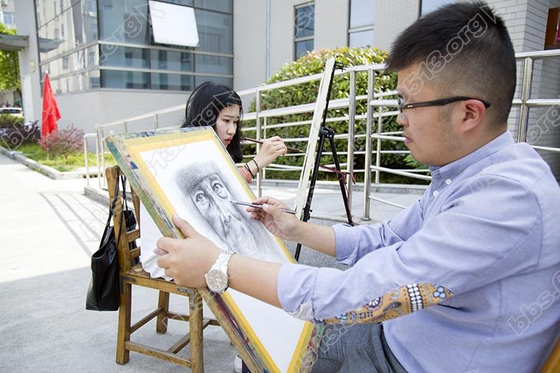 美术中专的老师在招生现场写生。.jpg